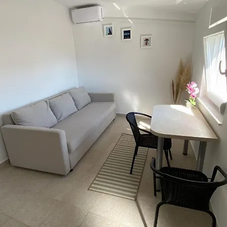 Beachfront Apartament Vir